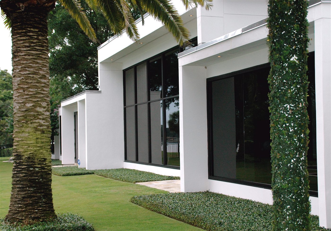 Modern lakefront residence